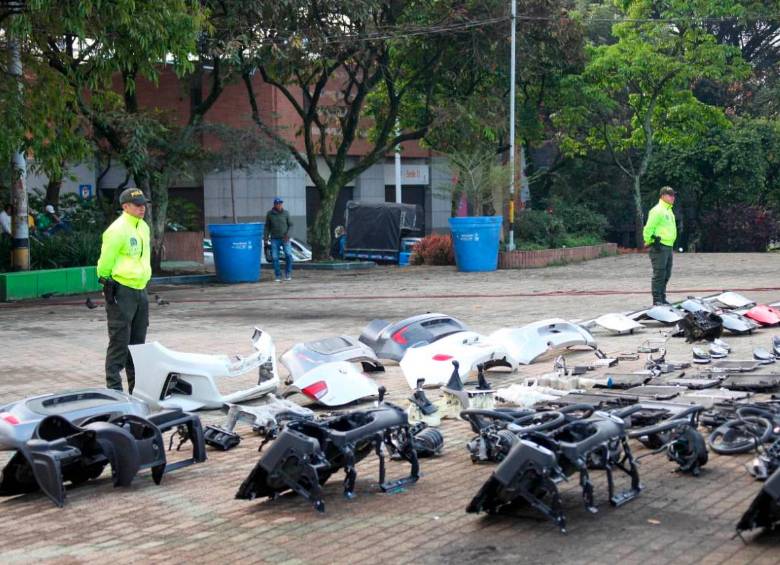 Más de 800 partes de motos robadas fueron halladas en los allanamientos de la Sijín y la Fiscalía. FOTO CORTESÍA