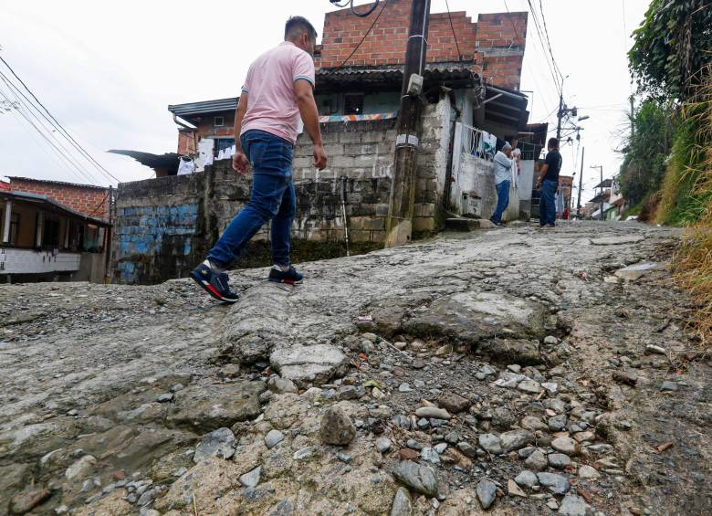 Así dejaron las calles de Pueblo Viejo las obra de GyA. Lo que antes eran vías adecuadas para la circulación de vehículos, hoy son pedreros donde la gente se resbala. FOTO Manuel Saldarriaga