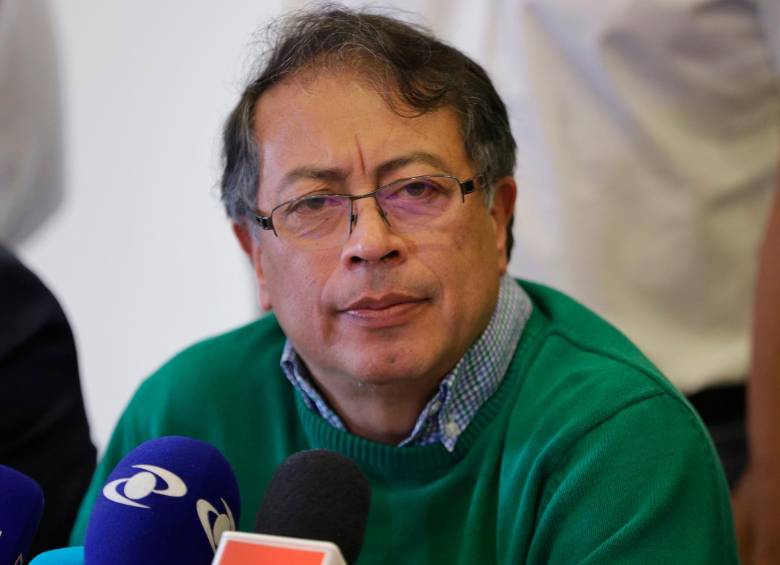 De acuerdo a las encuestas, Gustavo Petro, como puntero, se disputaría la segunda con Federico Gutiérrez. FOTO Colprensa