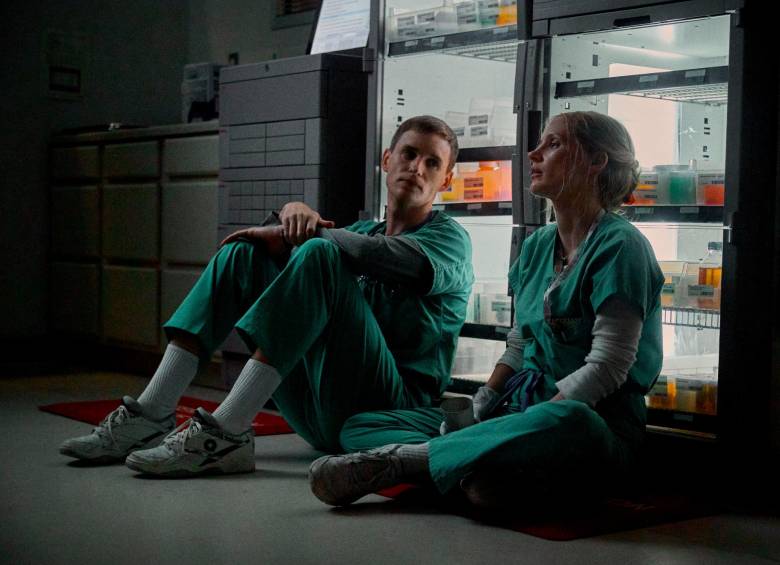 Eddie Redmayne y Jessica Chastain en la película El ángel de la muerte. FOTO: CORTESÍA NETFLIX