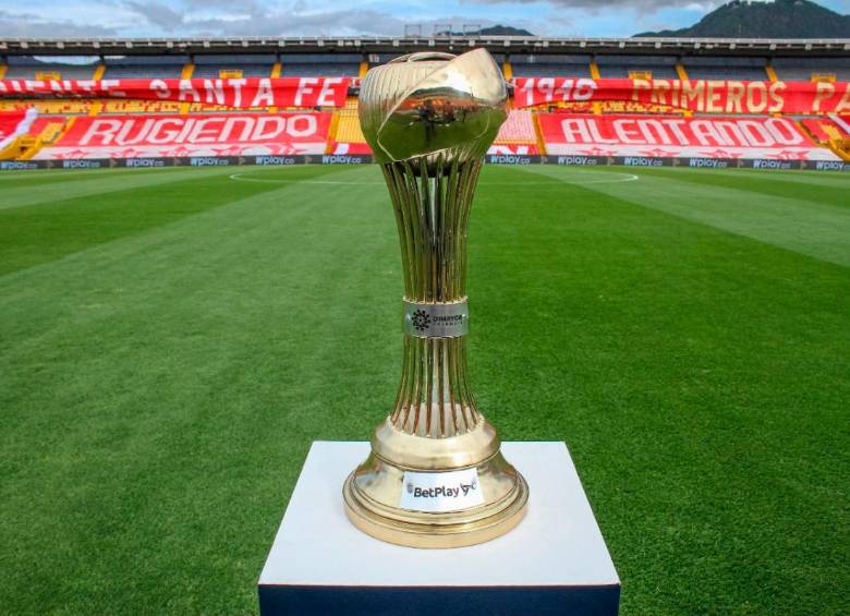 Este es el trofeo de la Liga Betplay, el que aspiran levantar los ocho estrategas que inician los cuadrangulares semifinales con sus equipos, cada uno con su sello personal. FOTO dimayor