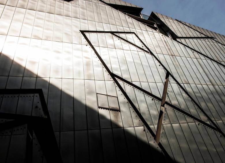 El Museo Judío de Berlín con las líneas rectas, ángulos marcados y colores fríos para recrear la sensación de angustia de los judios durante el holocausto. 
