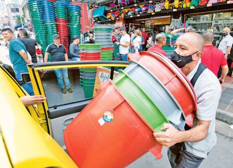 Las calles del Centro de Medellín se llenan de compradores en búsqueda de baldes para almacenar agua. Sucedió con el recorte que impactó al norte del Aburrá meses atrás. FOTO edwin bustamante