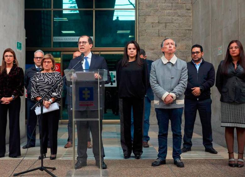 El fiscal General, Francisco Barbosa, junto a su vicefiscal, Martha Mancera, y la cúpula del ente investigador revelando el escándalo de las nuevas chuzadas. FOTO <b>Cortesía</b>