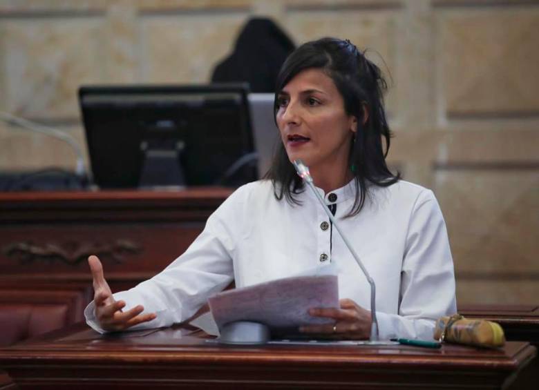 Otra salida en falso: ministra de Minas llego a leer al Congreso y esta prohibido