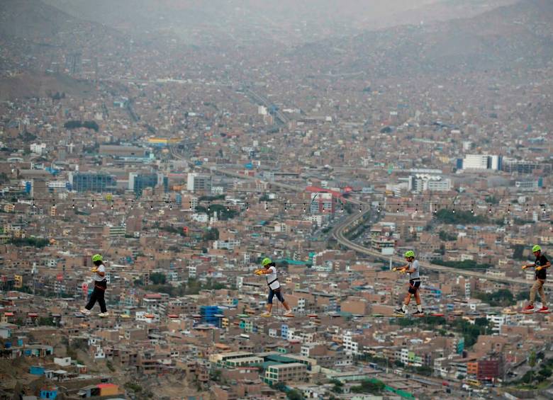 El puente colgante está ubicado en el sector conocido como las Lomas del Mirador, en San Juan de Lurigancho, considerado el más poblado de Lima. Foto: EFE 