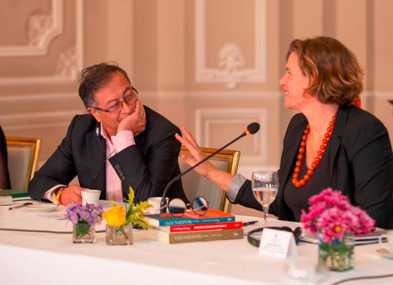 El presidente, Gustavo Petro, con la economista Mariana Mazzucato. La experta italo-estadounidense propone redistribuir la riqueza y cambiar el moelo de contratación del Estado, un formato similar al que plantea el mandatario con sus contratos a las Juntas de Acción Comunal. FOTO: Cortesía Presidencia