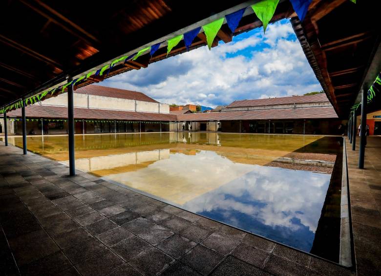 El espejo del agua es una invitación a conectar el mundo con el cielo a partir de la contemplación. Además es uno de los rasgos principales de la Biblioteca. Foto: Jaime Pérez. 