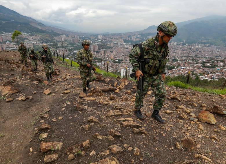 El Quitasol es patrullado por hombres del Batallón de Ingenieros Pedro Justo Berrío, y esto ha frenado en parte la expansión del loteo hacia el norte del cerro. FOTO: Manuel Saldarriaga.