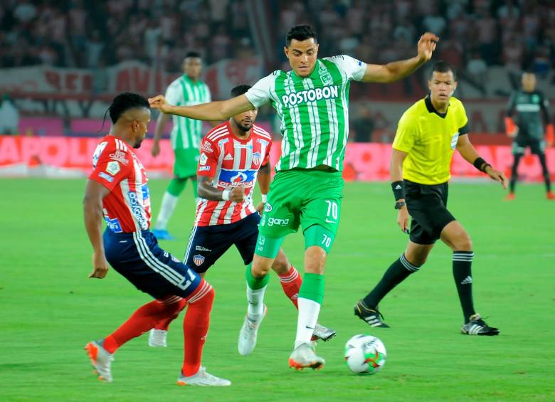 Giovanni Moreno marcó para el gol del empate de Nacional ante Junior. Tras la acción salió lesionado tras presentar un dolor en su pierna derecha. FOTO DIMAYOR 