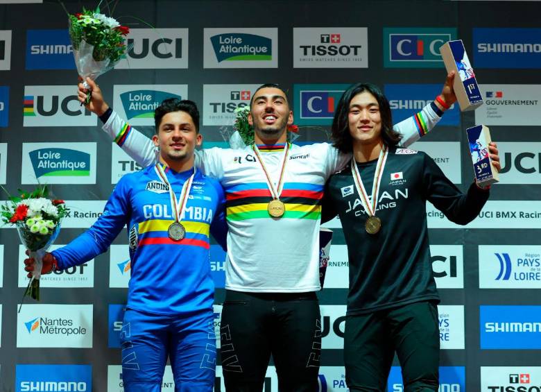 Juan Camilo Ramírez, en el podio, como subcampeón mundial de la categoría sub-23. FOTO MINDEPORTE