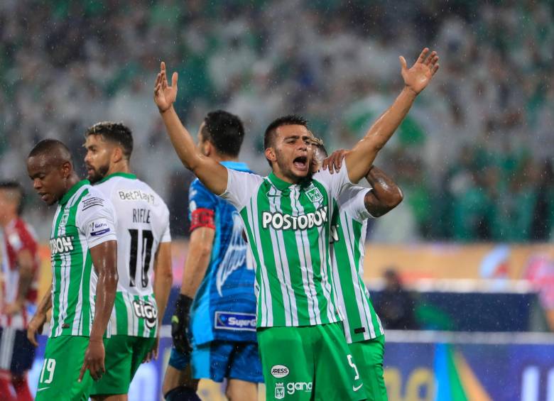 Jhon Duque, que celebró su primer gol con Nacional, puso en ventaja al cuadro paisa ante Junior. FOTO: JAIME PÉREZ