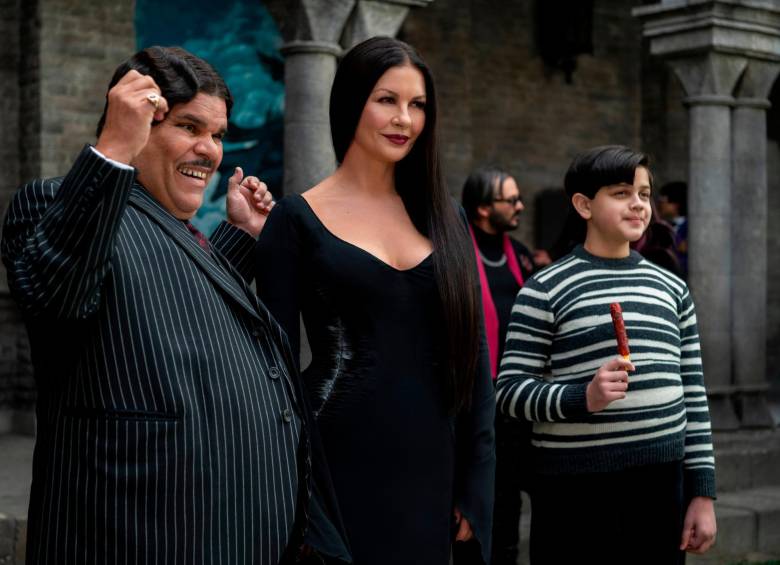 Homero, Morticia y Pericles, el resto de los integrantes de la familia Addams, interpretados por Luis Guzmán, Catherine Zeta-Jones e Issac Ordoñez respectivamente. FOTO CORTESÍA NETFLIX