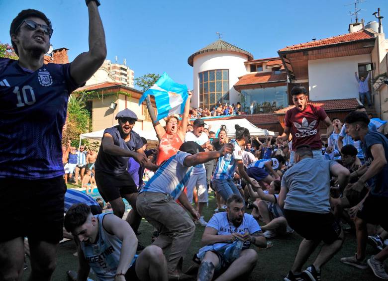 Hinchas argentinos celebraron en Buenos Aires el paso de su selección a la final del Mundial de Qatar. FOTO: EFE