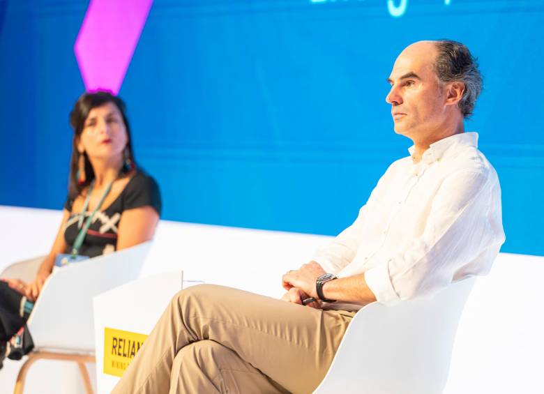 A la izquierda, Irene Vélez, ministra de Minas y Energía; a la derecha, Juan Camilo Nariño, presidente de la ACM. FOTO: CORTESÍA ACM