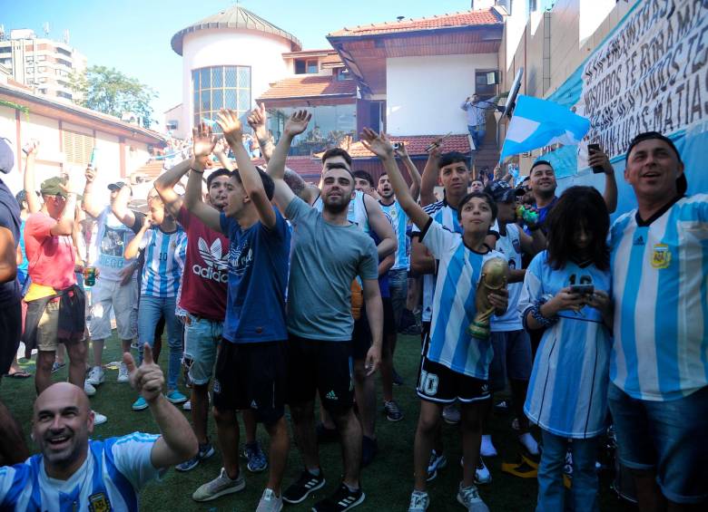 Hinchas argentinos celebraron en Buenos Aires el paso de su selección a la final del Mundial de Qatar. FOTO: EFE