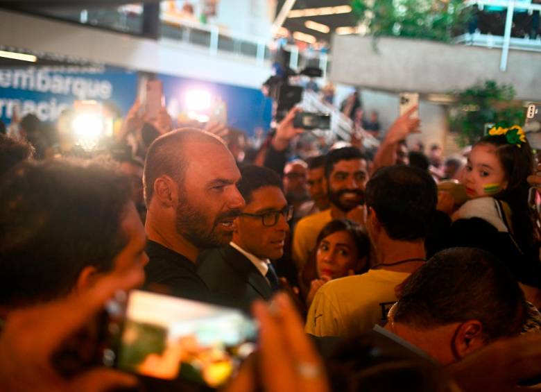 Eduardo Bolsonaro, hijo del expresidente Jair Bolsonaro, durante el regreso del exmandatario a Brasil. EFE/ Andre Borges