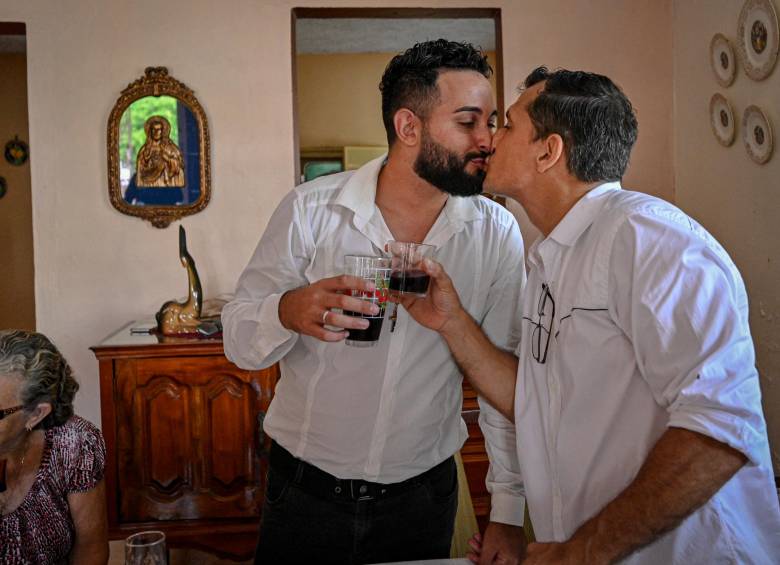 Adiel González y Lázaro González se casaron esta semana en Cuba luego de que ese país le diera vía libre –vía referendo– a los matrimonios de parejas del mismo sexo. FOTOS AFP