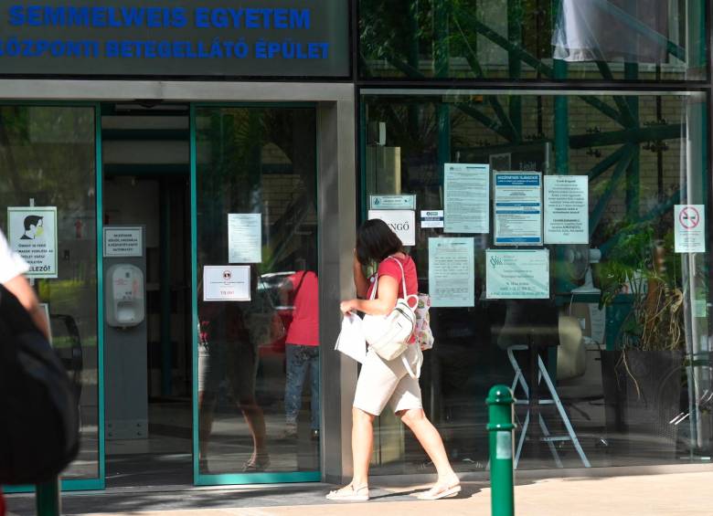 En Hungría preparan marchas para protestar por el decreto que entre en vigencia este jueves. En la foto, la Clínica de Obstetricia de la Universidad Semmelweis en Budapest. FOTO afp