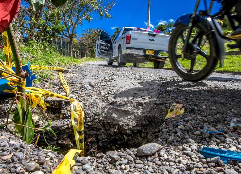 Este es uno de los pasos más complicados en la vía en mal estado. Los habitantes denuncian que el transporte pesado es uno de las causas del deterioro de esta calle. FOTO juan antonio sánchez