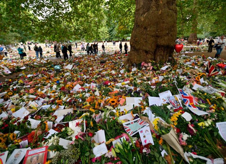Así se ven algunos sitios en Londres con el homenaje que le hacen los británicos a su reina Isabel II. FOTO: EFE