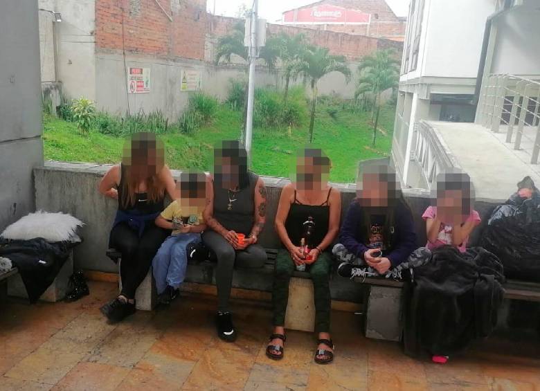Las mujeres han pasado las últimas noches durmiendo en las afueras de la sala de denuncias del búnker de la Fiscalía, en Medellín. FOTO: CORTESÍA.