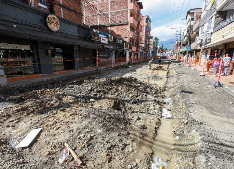El mejoramiento de vías ha tenido dificultades en el tramo del Corredor Metropolitano, lo que ha afectado los negocios de varios comerciantes. Alcaldía dice que en junio entregan obras. FOTOS MANUEL SALDARRIAGA