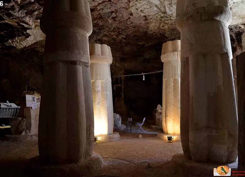 Uno de los hallazgos más importantes de esta excavación se dio en 2013 cuando se encontraron estas cuatro columnas con las inscripciones de Amenofis III y Amenofis IV, ambos coronados, lo que significa que durante un tiempo los dos reyes reinaron juntos en Egipto, lo que modifica parte de la historia de la dinastía XVIII. Foto: Cortesía Proyecto de excavación y restauración de la tumba -AT-28-, Visir Amen-Hotep, Huy​​.