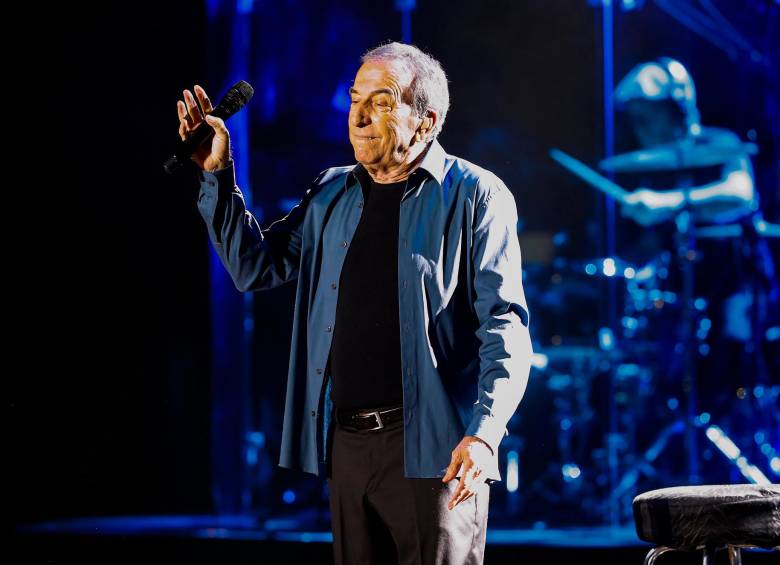 El cantautor español, de 77 años, terminará el 24 de abril la gira en la que le dice adiós a los escenarios. En la ciudad llenó dos veces el Teatro de la Universidad de Medellín. FOTO Manuel Saldarriaga