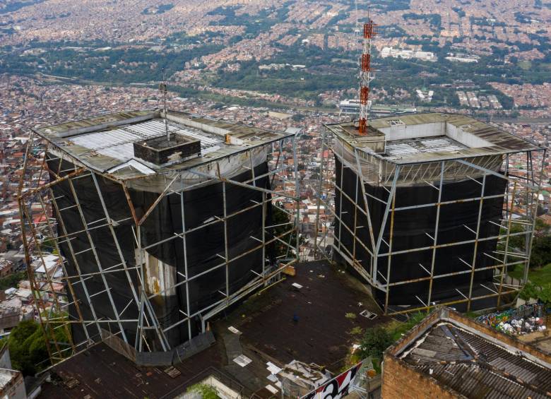 Tras seis años de cierre, comienza la reparación de la Biblioteca España ubicada en el barrio Santo Domingo de Medellín. Foto: Manuel Saldarriaga Quintero.