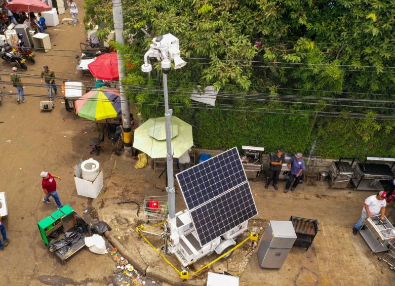 El “Robocop” fue instalado desde el pasado miércoles en el sector de Quincalla, a su lado reposan varios elementos recuperados por los recicladores de la zona. FOTO Manuel Saldarriaga