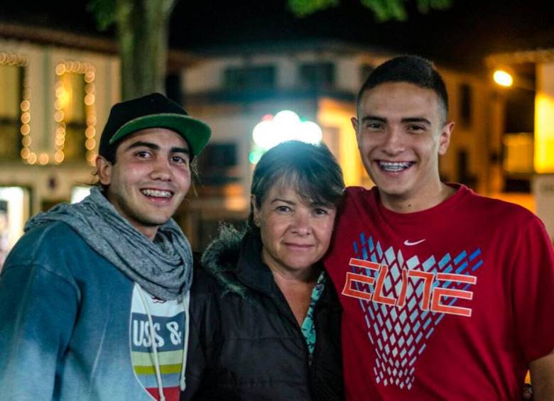 Claudia Yepes con sus hijos Andrés Camilo (izquierda) y Nicolás. FOTO Cortesía