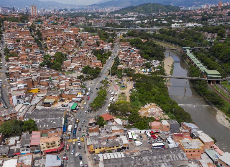 La idea es darles una nueva vida a las riberas del norte de la ciudad. Hoy se encuentran deforestadas y ocupadas. Por eso, para la obra se tienen que comprar predios y reforestar con árboles nativos de la región. FOTO manuel saldarriaga y cortesía