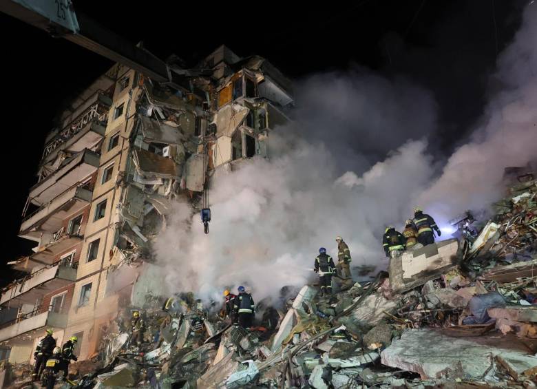 Entre los escombros de un edificio residencial en Dnipró, derribado por un misil, se buscan 26 personas. FOTO AGENCIA EFE