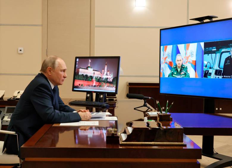 En la imagen el presidente de Rusia en videoconferencia con su ministro de Defensa, Serguei Shoigu. Foto: EFE. 