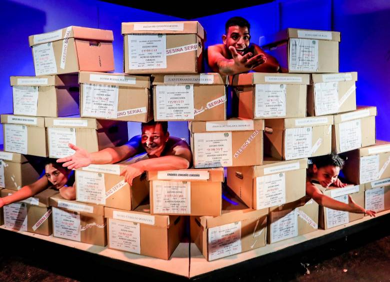 En el montaje los expedientes de los casos no solo son fuentes documentales. También cumplen funciones dramáticas. Foto: Jaime Pérez.