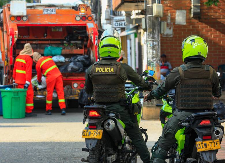 En Caucasia la Policía debe escoltar a los recolectores de basura a su paso por los distintos sectores, pues los desechos generan problemas sanitarios, como ocurre en otros municipios en paro. FOTO Manuel Saldarriaga