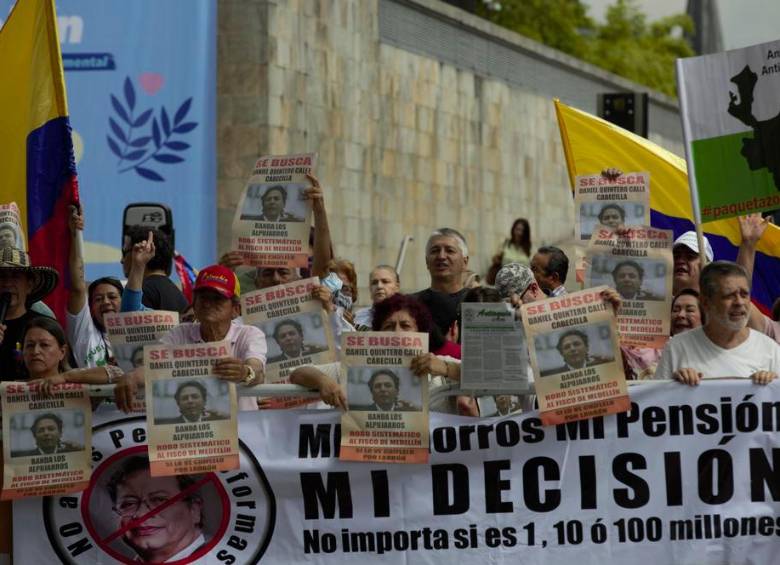 Los manifestantes estuvieron a las afueras de Plaza Mayor, donde se desarrollan los diálogos vinculantes. FOTO: CAMILO SUÁREZ