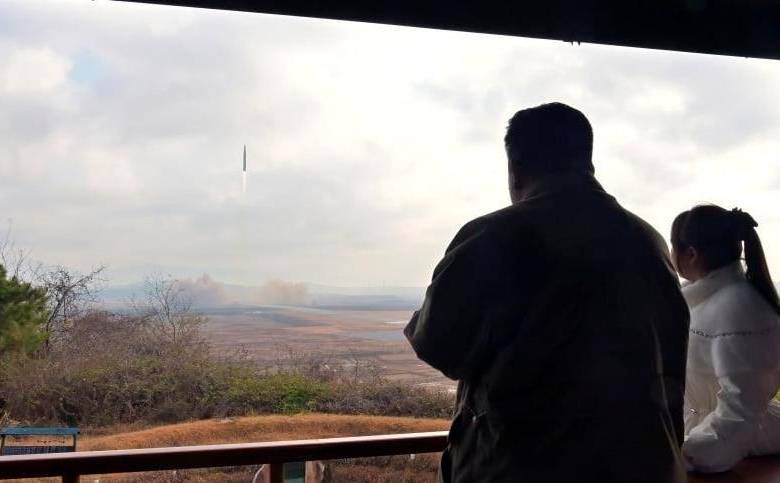 Kim Jong Un supervisó el lanzamiento en compañía de su segunda hija. FOTO CORTESÍA