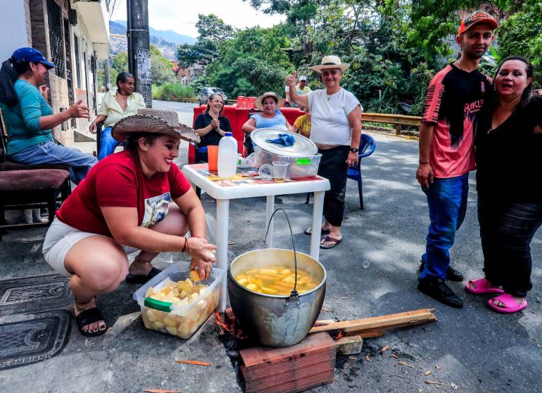 La música y el baile entre vecinos y amigos no puede faltar mientras el fuego hace lo suyo. Foto Jaime Pérez