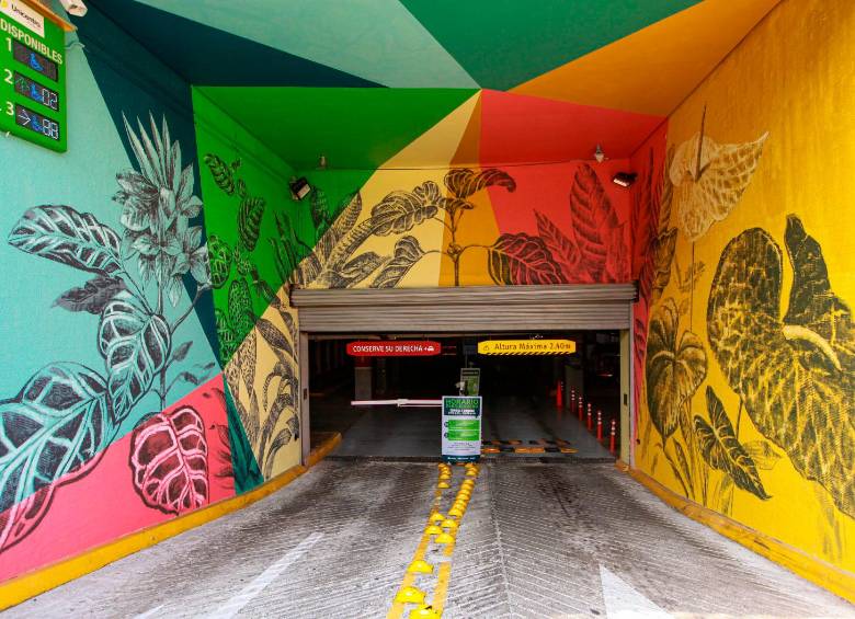 Este es otro de los murales que adorna una de las entradas del centro comercial Unicentro Medellín. FOTO Manuel Saldarriaga