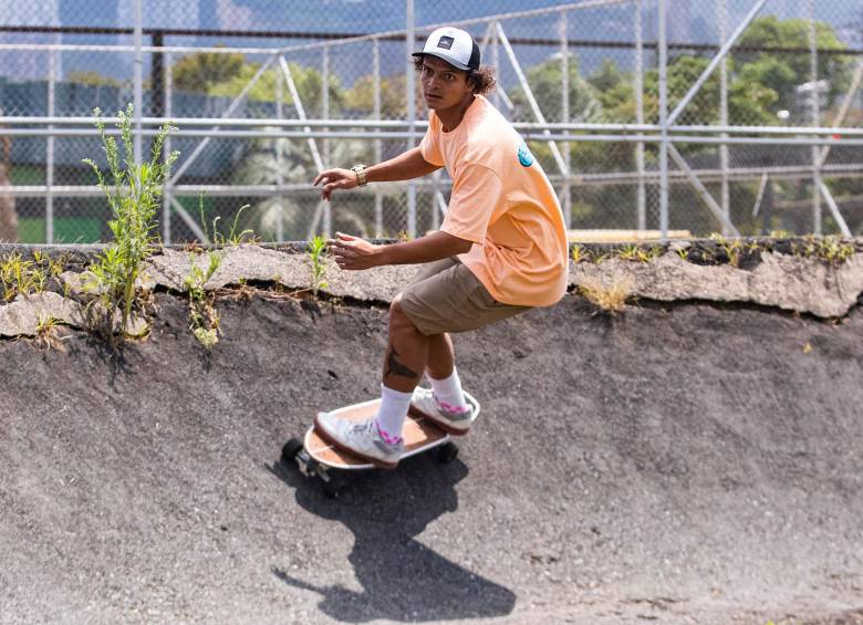 Gracias a las luchas de Camilo Ortiz, Antioquia está cerca de tener Liga de surf. En Medellín este deportista se las ingenia para mejorar su técnica en una pista de velocidad y en patineta. FOTO MANUEL SALDARRIAGA