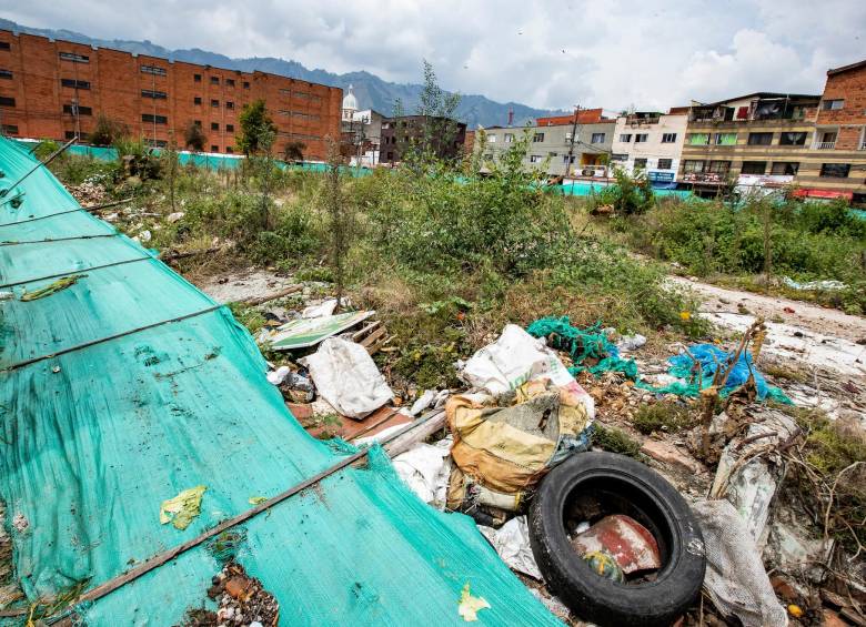 Basura y maleza se tragan el lote destinado a la nueva plaza de Bello, ¿y la obra?