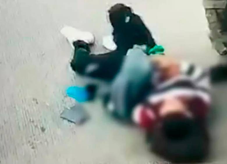 Uno de los hombres involucrados en el atraco murió en la madrugada de este viernes. FOTO: TOMADA DEL VIDEO 