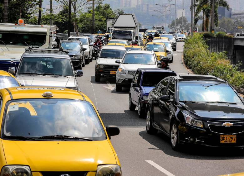 Por el aumento de la llegada de turistas, la Secretaría de Movilidad de Medellín determinó levantar el pico y placa por 24 días, medida a la que se sumaron los otros nueve municipios. FOTO: JAIME PÉREZ