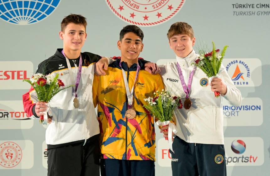 Ángel Barajas (centro) en lo más alto del podio en el Mundial de Turquía, es el único gimnasta colombiano en la competencia. FOTO: TOMADA DE TWITTER @gymnastics