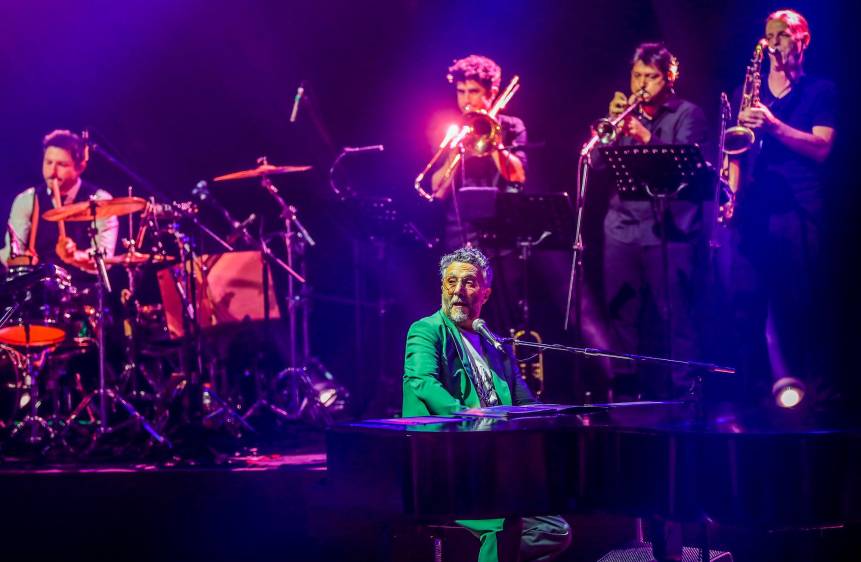 Fito salió con un traje verde que cambió después del intermedio del concierto. FOTO Jaime Pérez