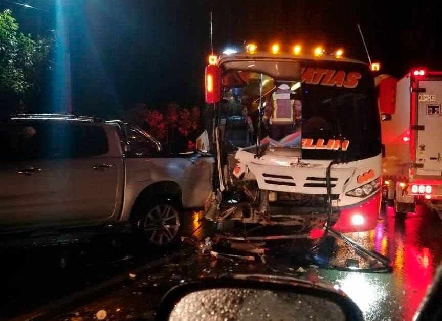 Tres heridos dejó accidente entre dos vehículos, un bus y una camioneta en Matasanos