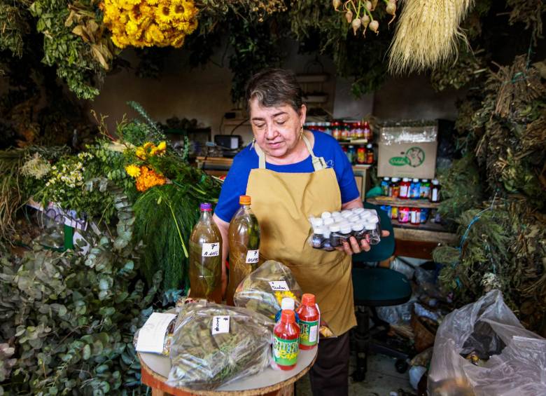 Nancy Chaverra lleva 40 años con su local Jardín de la Salud, en la Placita de Flórez. FOTO Manuel Saldarriaga