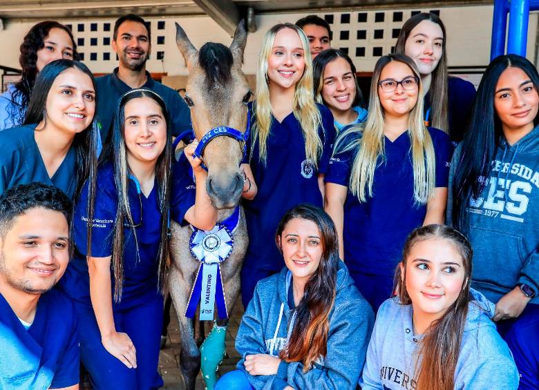 El grupo de estudiantes que estuvo con Valentino durante su estadía en el CES. FOTO Jaime Pérez